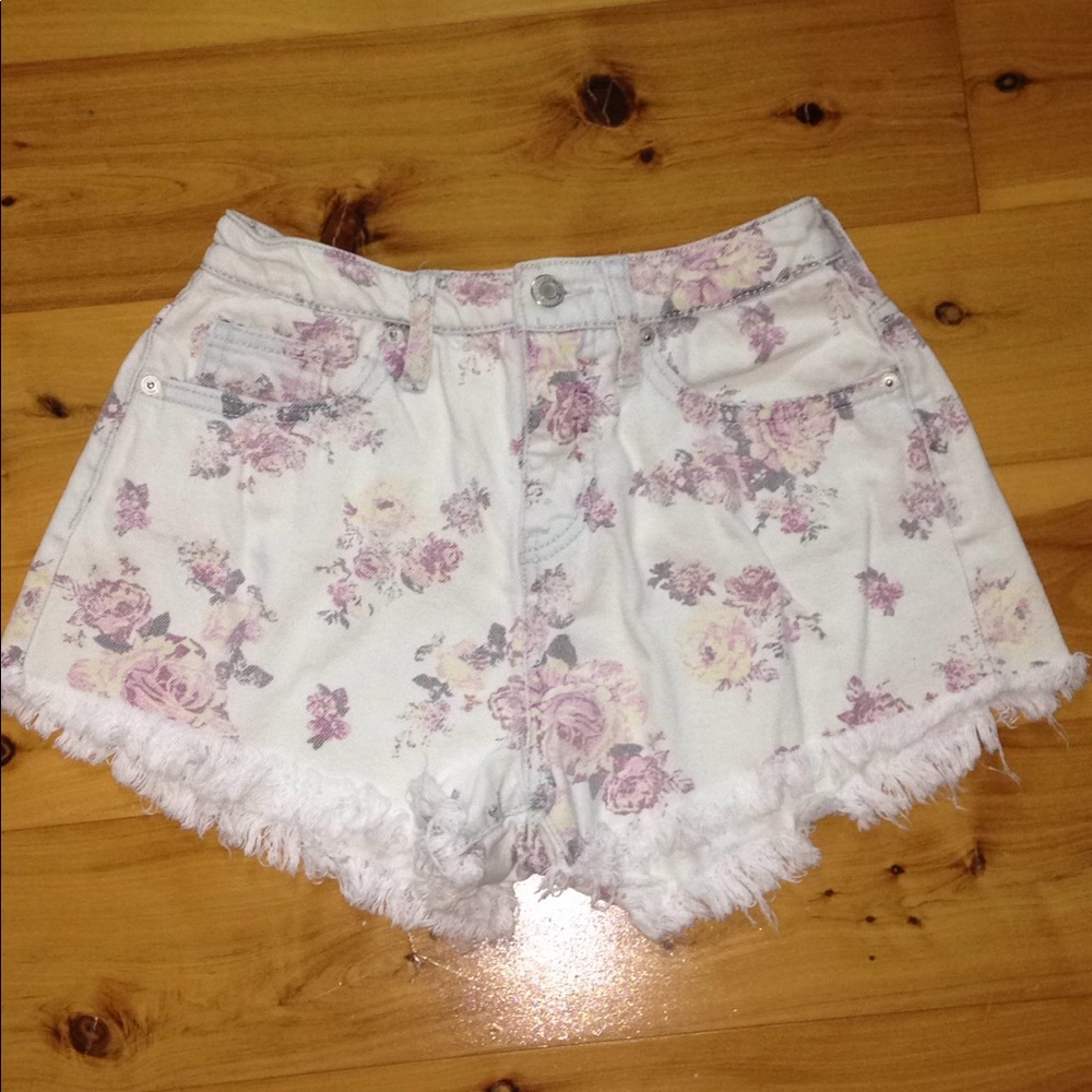 White/cream floral jean shorts